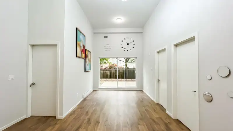108 6283 KINGSWAY - photo 1 of 33