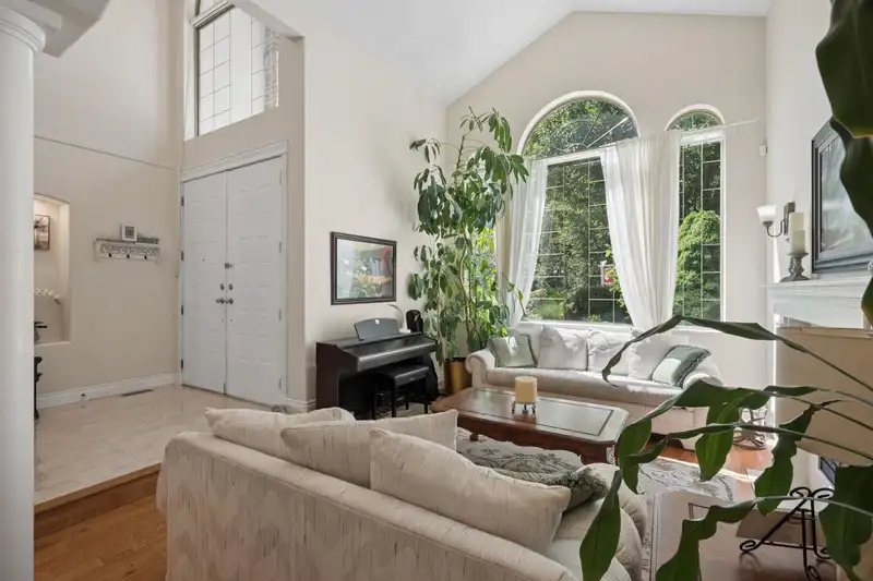 1269 ERSKINE STREET - photo 4 of 39