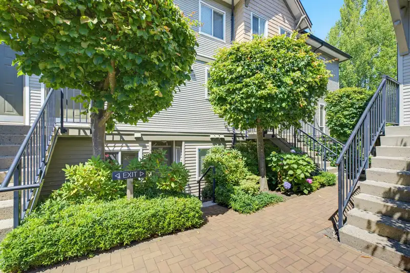 202 4238 ALBERT STREET - photo 2 of 39