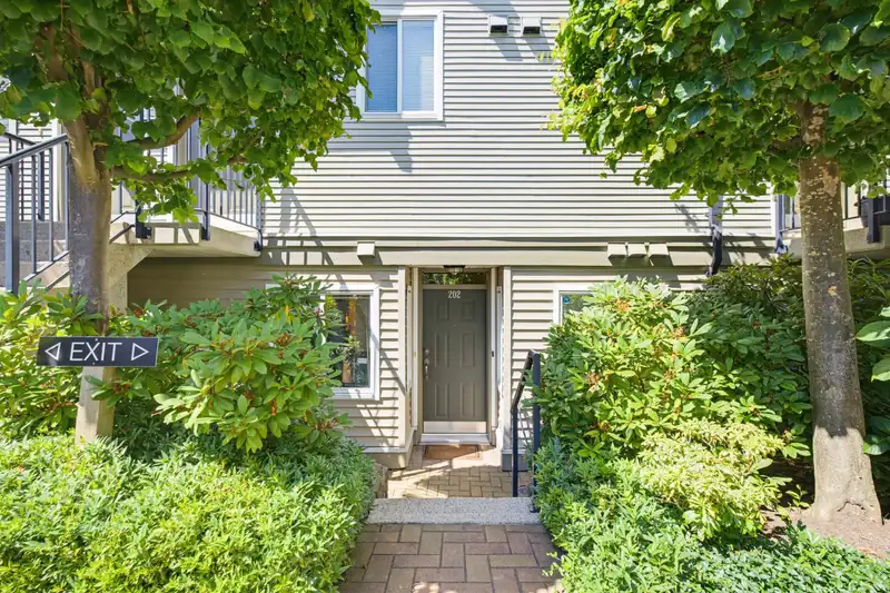 202 4238 ALBERT STREET - photo 3 of 39