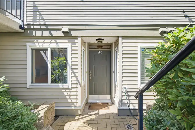 202 4238 ALBERT STREET - photo 4 of 39