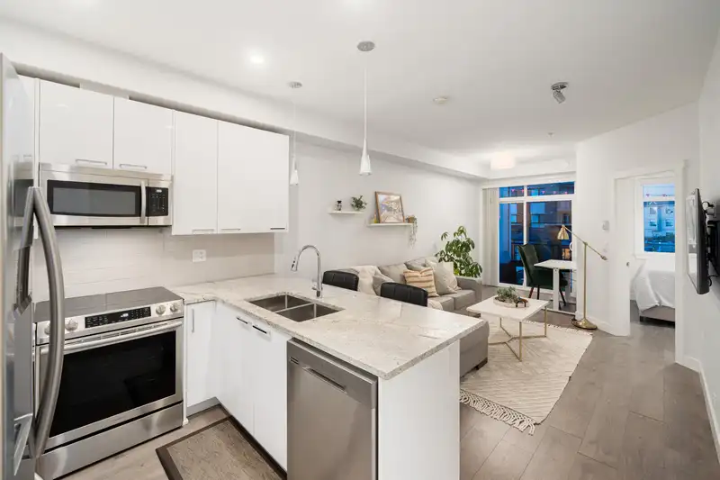 202 20696 EASTLEIGH CRESCENT - photo 4 of 17