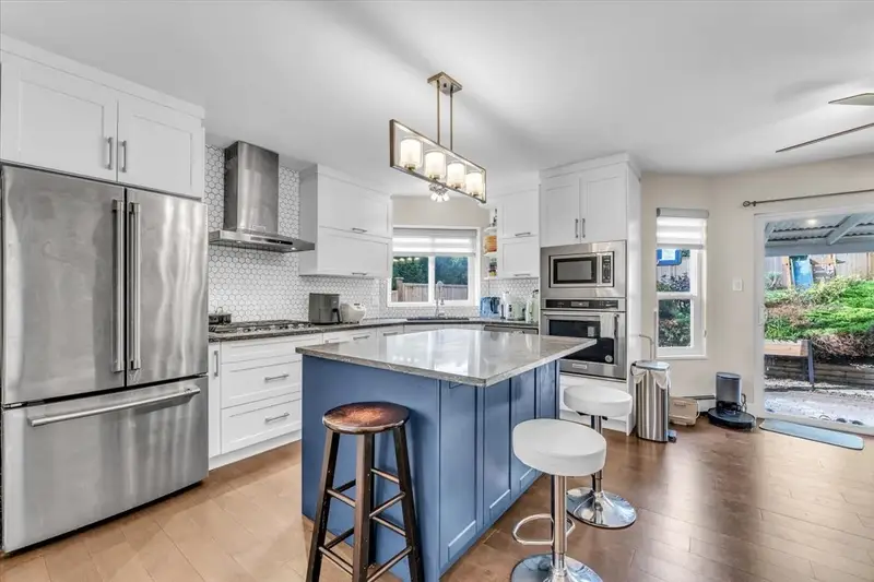 7827 167A STREET - photo 4 of 25