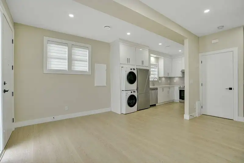 6009 SPROTT STREET - photo 2 of 10
