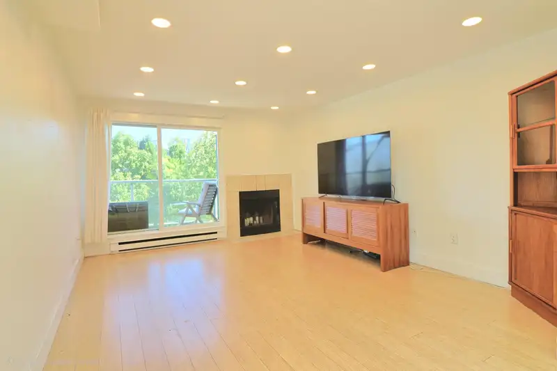 21 1345 W 4TH AVENUE - photo 3 of 25