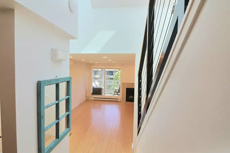 21 1345 W 4TH AVENUE - photo 4 of 25