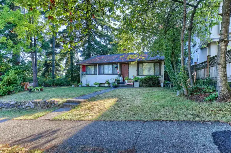 8287 VICTORIA DRIVE - photo 1 of 12