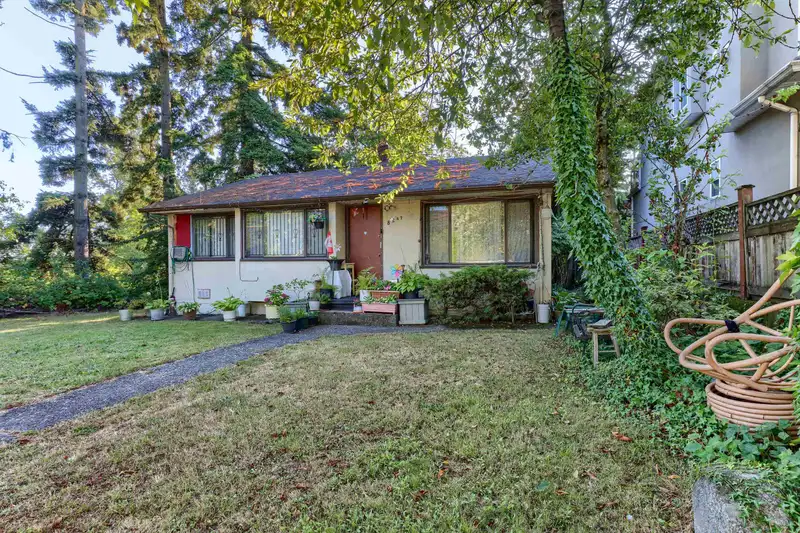 8287 VICTORIA DRIVE - photo 2 of 12