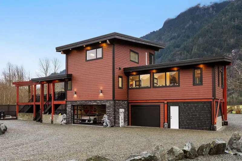 58560 TRANS CANADA HIGHWAY - photo 2 of 40