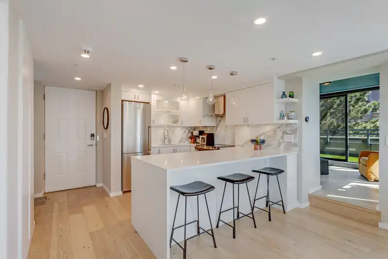 507 289 DRAKE STREET - photo 4 of 31