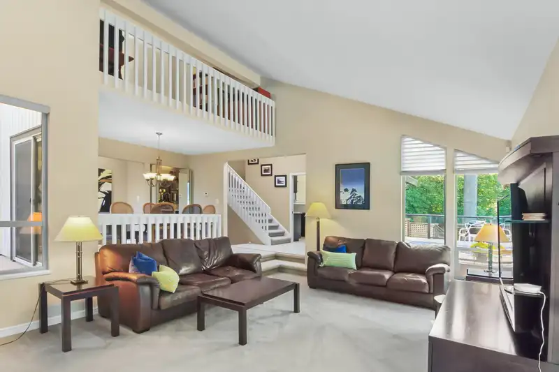 802 WASHINGTON DRIVE - photo 4 of 33