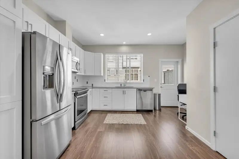 51 5858 142 STREET - photo 4 of 40