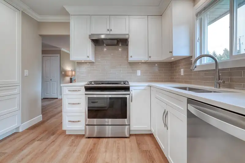 12590 27 AVENUE - photo 4 of 37