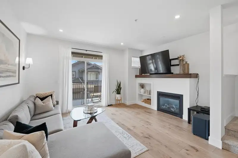 46 20326 68TH AVENUE - photo 3 of 33