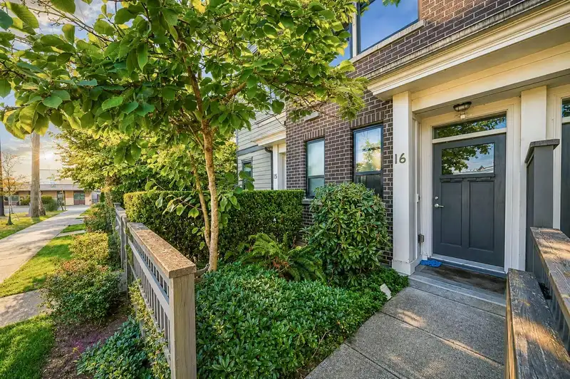 16 7039 MACPHERSON AVENUE - photo 3 of 33