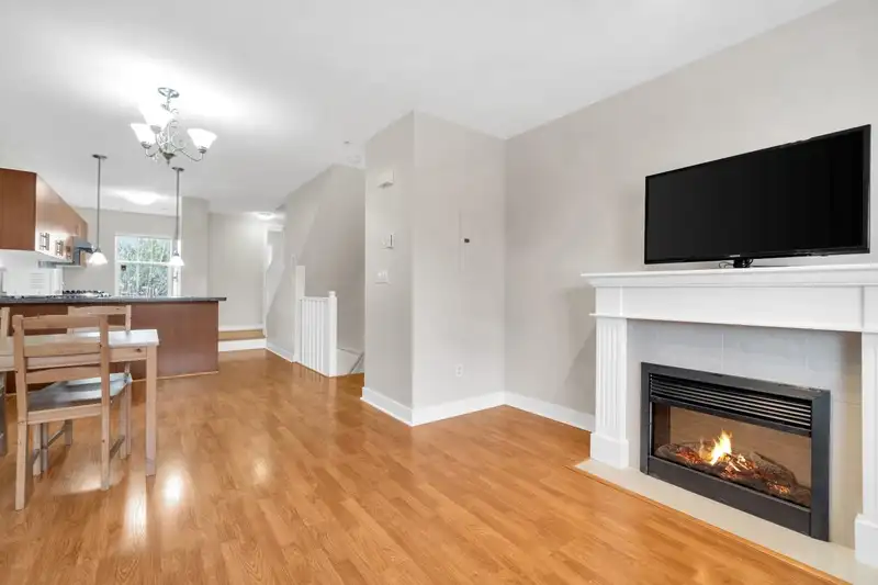 23 15353 100 AVE AVENUE - photo 3 of 34