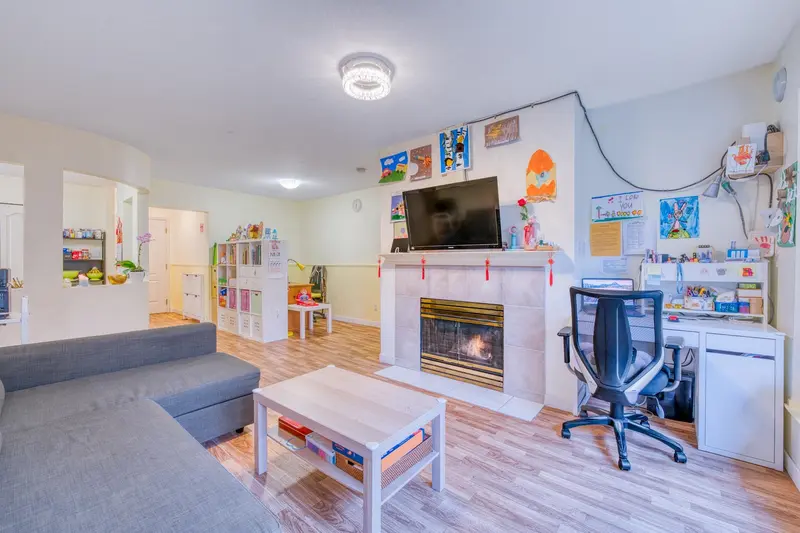 207 3738 NORFOLK STREET - photo 3 of 19