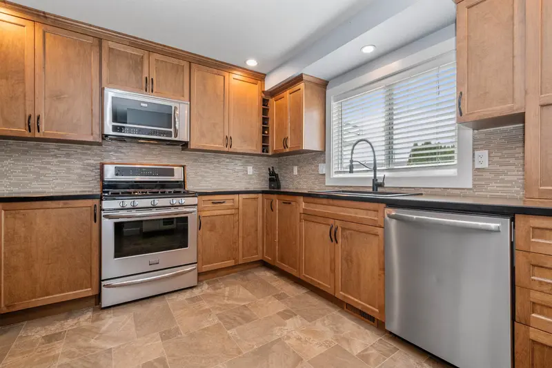 9728 HEATHER STREET - photo 3 of 25