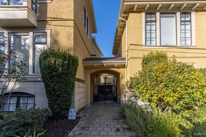 1017 W 8TH AVENUE - photo 4 of 37