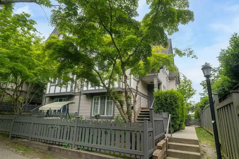 98 20038 70 AVENUE - photo 1 of 26