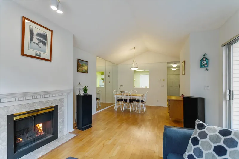 406 6820 RUMBLE STREET - photo 4 of 23