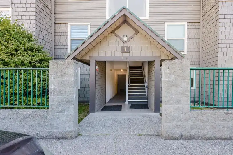 2 622 FARNHAM ROAD - photo 1 of 22