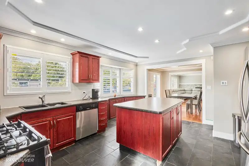 1122 50B STREET - photo 2 of 37