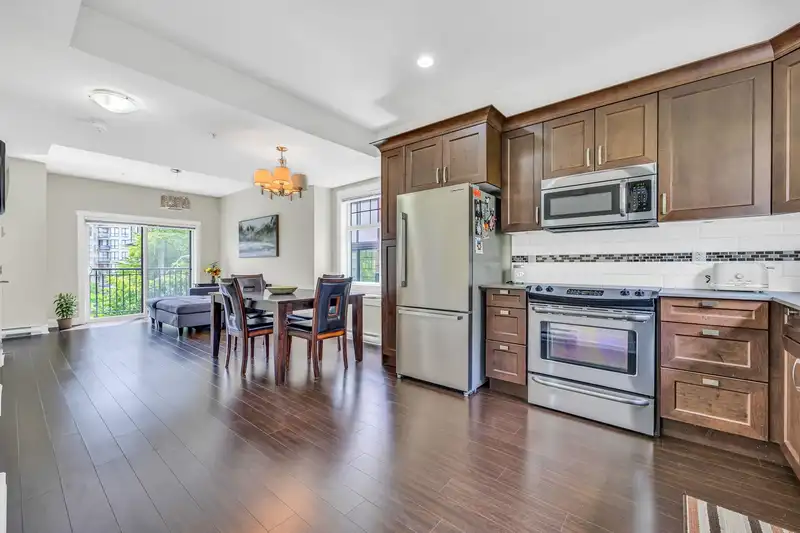 213 828 ROYAL AVENUE - photo 1 of 24