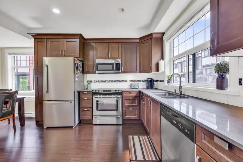 213 828 ROYAL AVENUE - photo 2 of 24