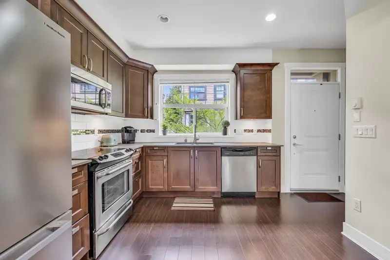 213 828 ROYAL AVENUE - photo 3 of 24