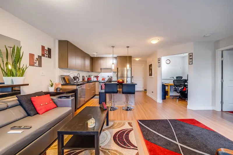 313 15735 CROYDON DRIVE - photo 3 of 21