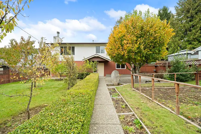12851 104 AVENUE - photo 1 of 40