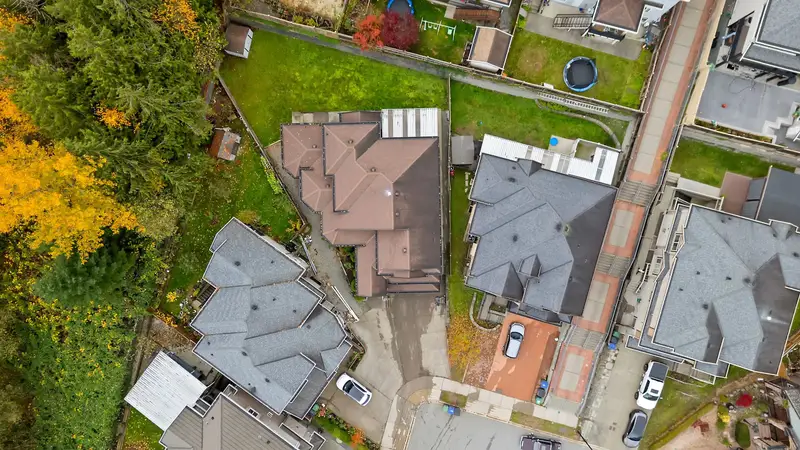 15038 70 AVENUE - photo 2 of 25