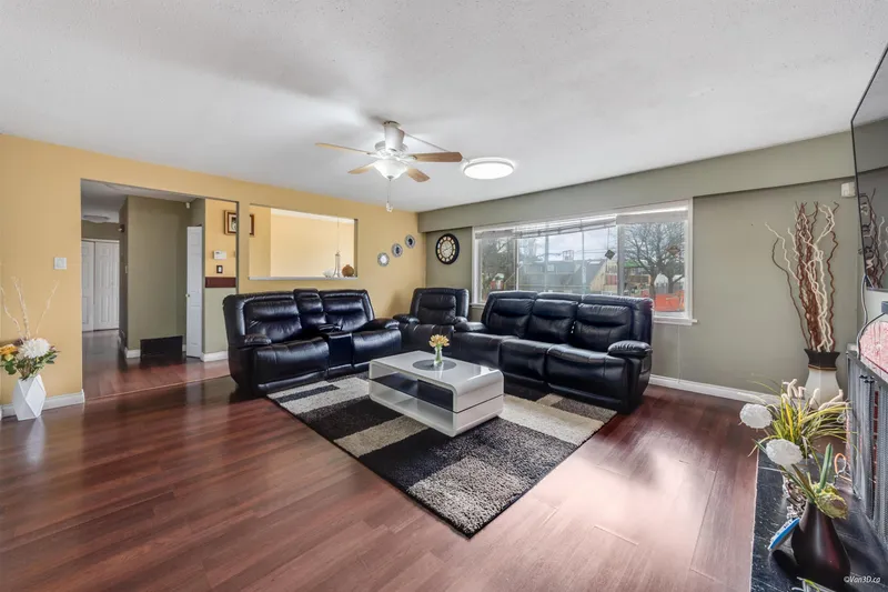 13553 84 AVENUE - photo 2 of 19