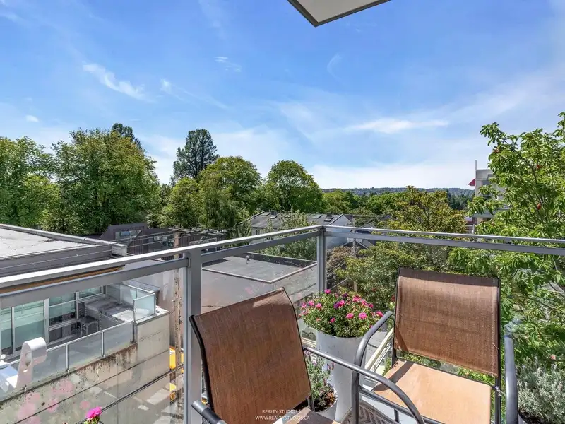 515 2268 W BROADWAY - photo 1 of 29