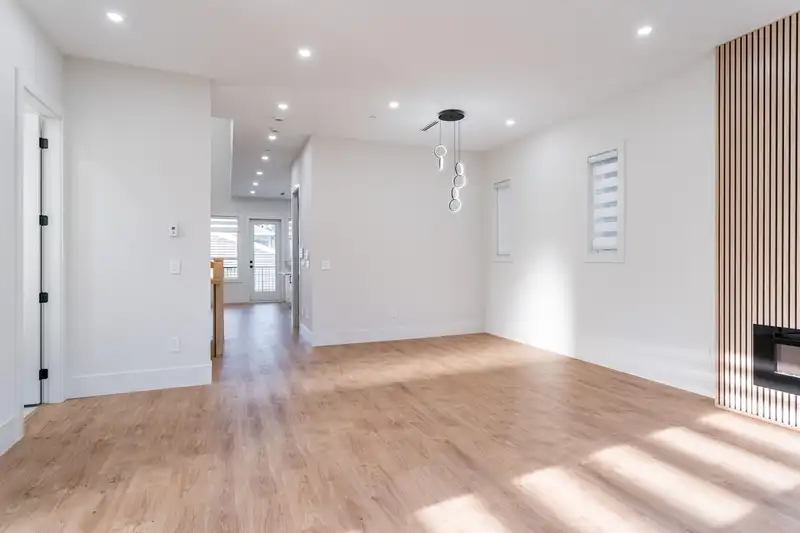 1533 MANNING AVENUE - photo 3 of 21