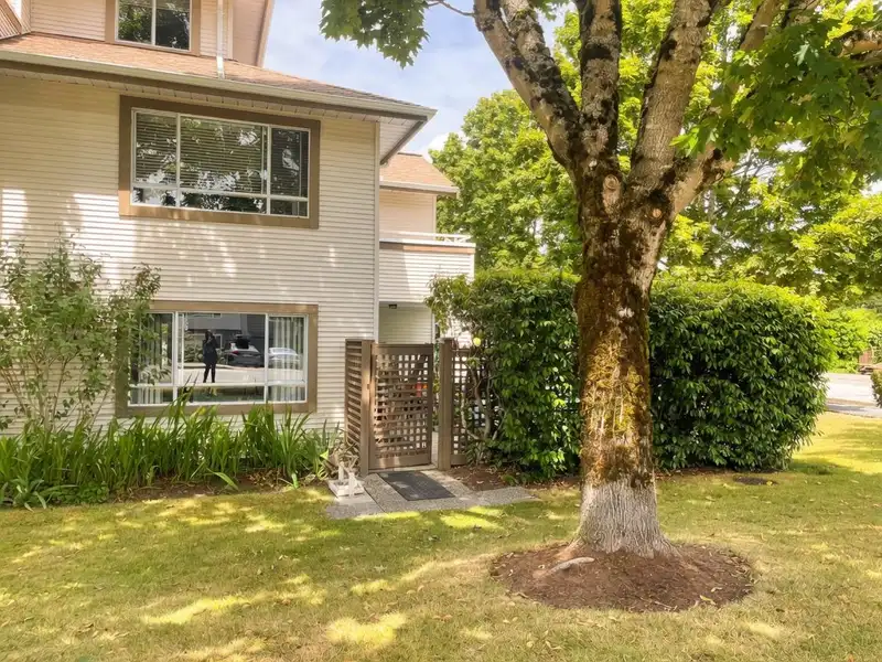 104 15991 THRIFT AVENUE - photo 1 of 29