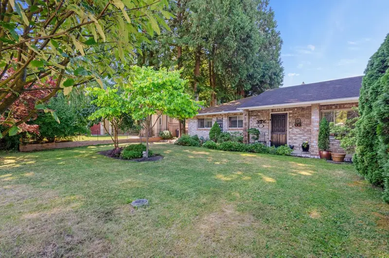 12332 24 AVENUE - photo 4 of 25