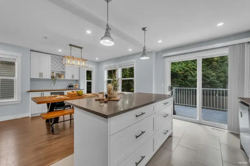 18 1260 RIVERSIDE DRIVE - photo 3 of 38