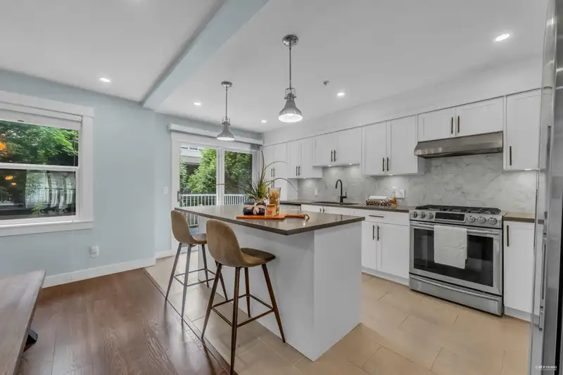 18 1260 RIVERSIDE DRIVE - photo 4 of 38