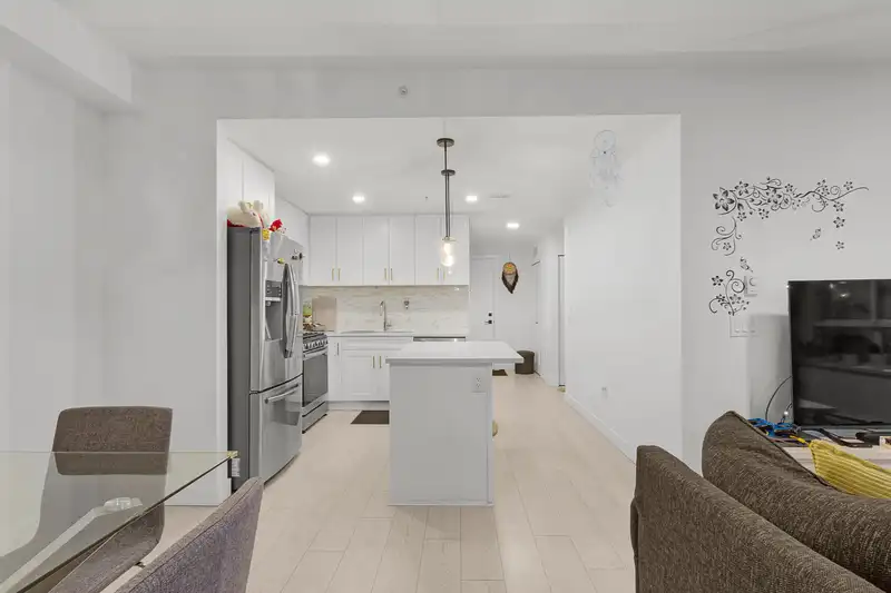 408 19945 BRYDON CRESCENT - photo 2 of 36