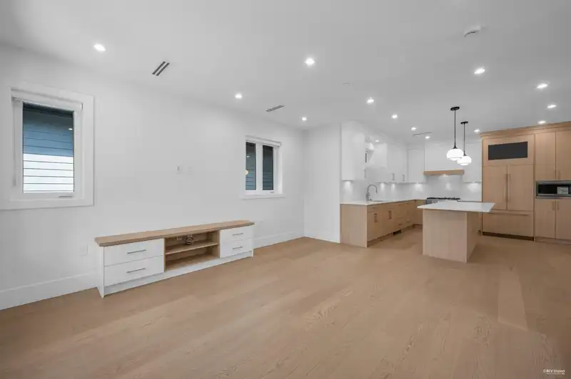 3675 E 48TH AVENUE - photo 4 of 29