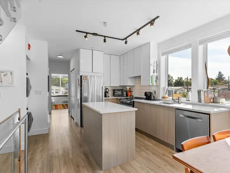 2286 E 33RD AVENUE - photo 3 of 30