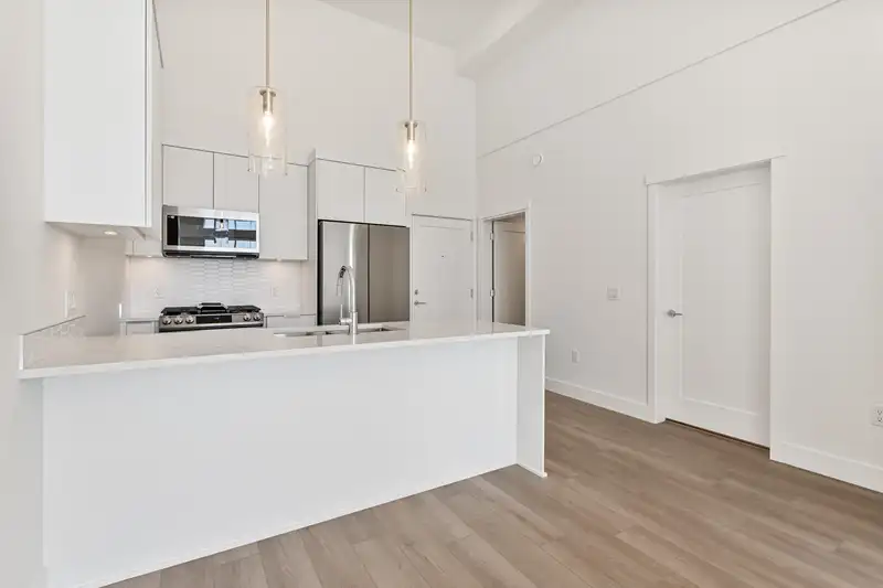612 22633 SELKIRK AVENUE - photo 1 of 23