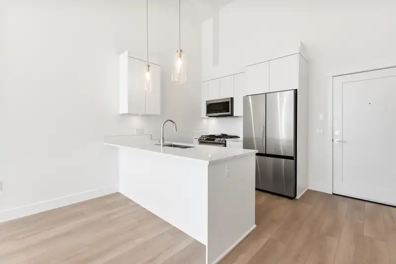 612 22633 SELKIRK AVENUE - photo 2 of 23