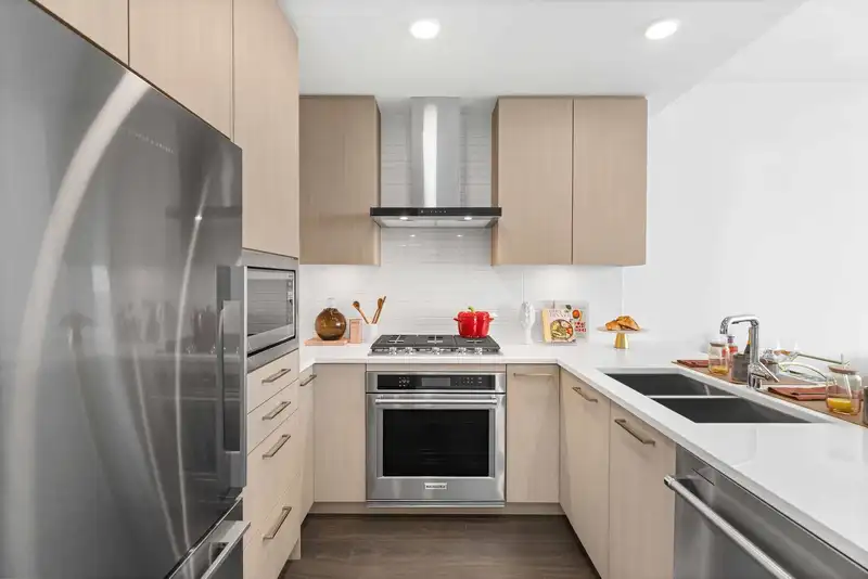 2505 518 CLARKE ROAD - photo 3 of 19