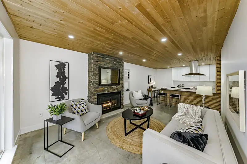 209 2336 WALL STREET - photo 1 of 37