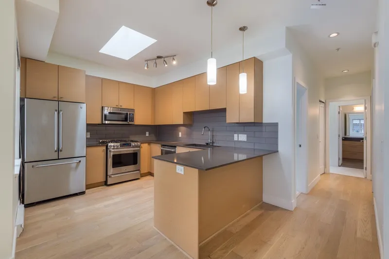 202 260 EWEN AVENUE - photo 4 of 14