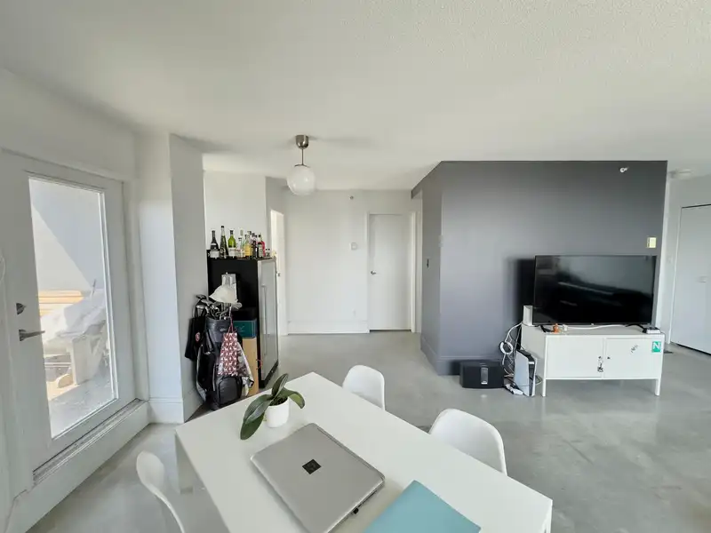 1801 811 HELMCKEN STREET - photo 2 of 28