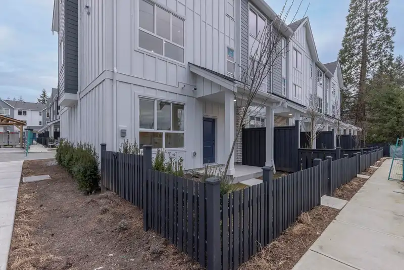30 17458 100 AVENUE - photo 2 of 36